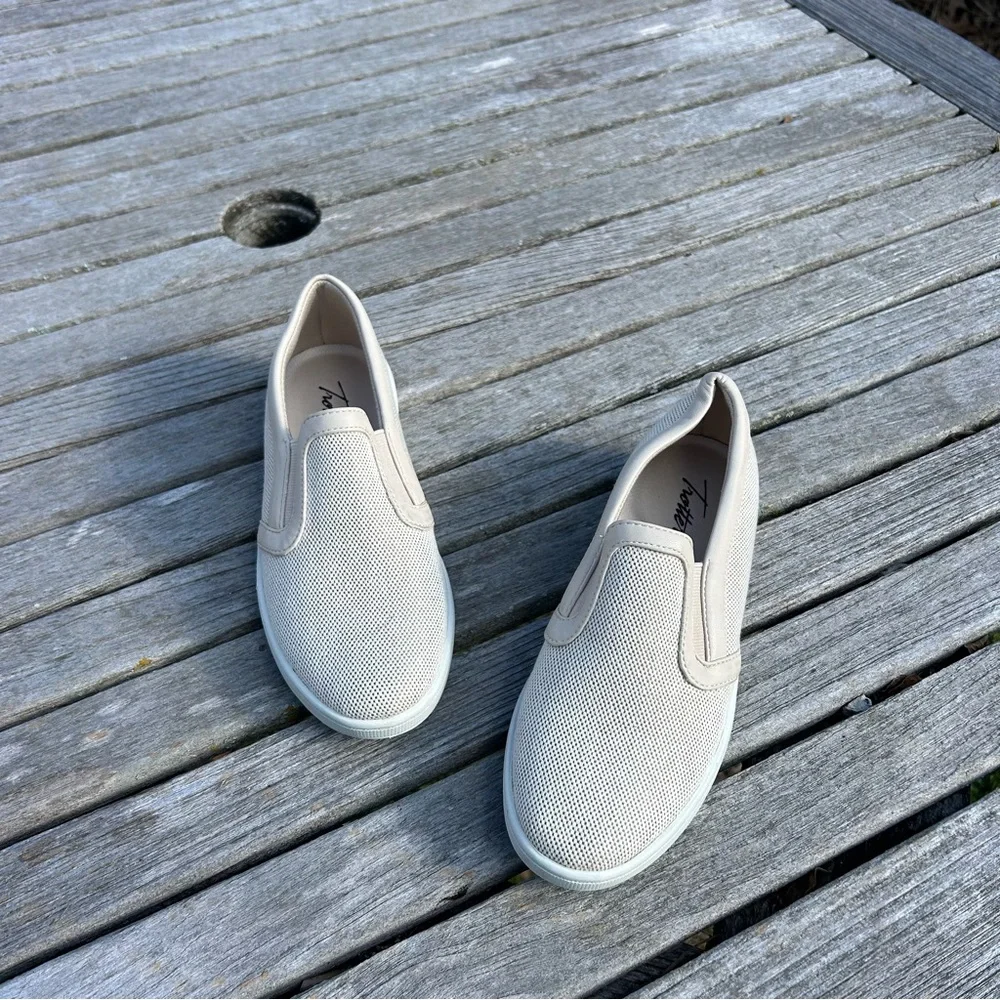 Trotters ‎ alright slip on shoes in cream size 5